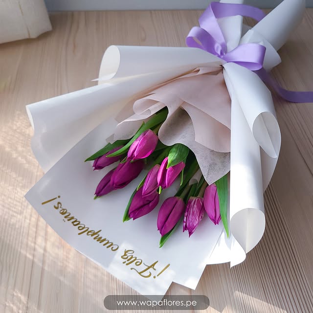 RAMO 10 TULIPANES LILAS