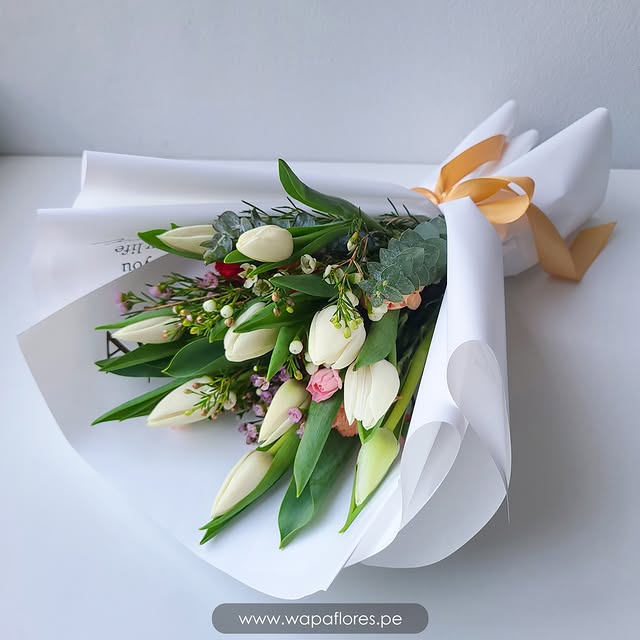 RAMO 10 TULIPANES BLANCOS