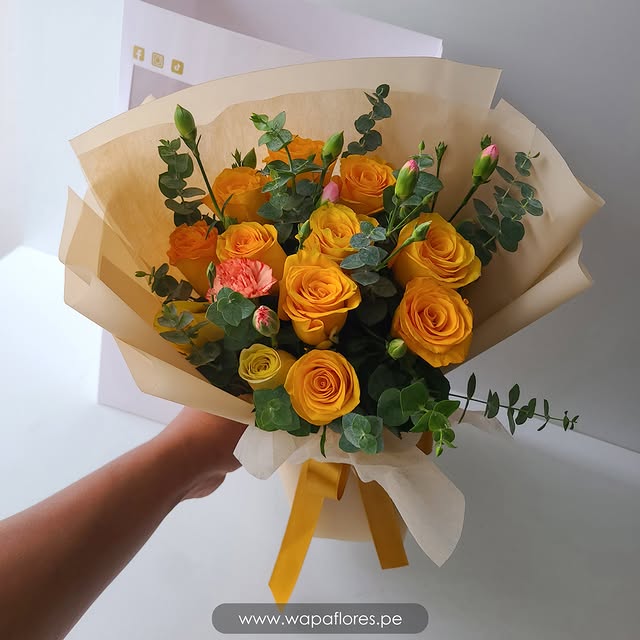 RAMO 12 ROSAS AMARILLAS