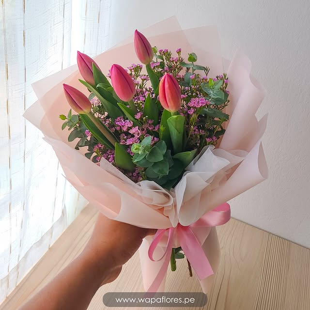 RAMO 5 TULIPANES ROSADOS