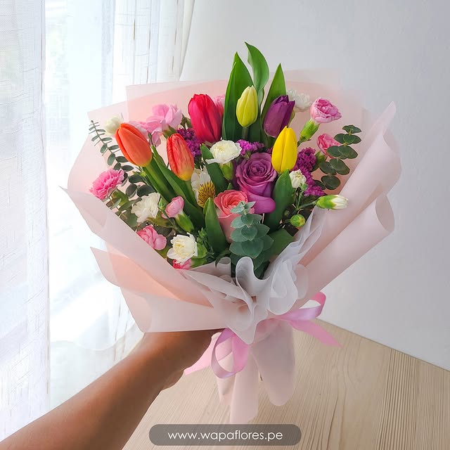 RAMO 5 TULIPANES DE COLORES