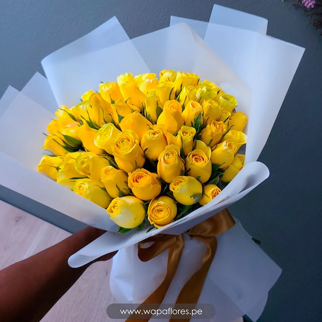 RAMO 50 ROSAS AMARILLAS