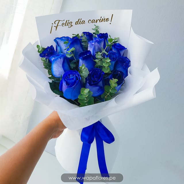 RAMO ROSAS AZULES